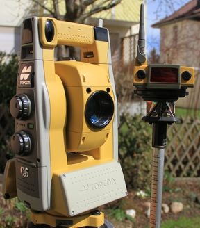 Vermessungsinstrument im Einsatz